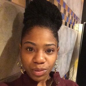 Meet your Posher, Monique